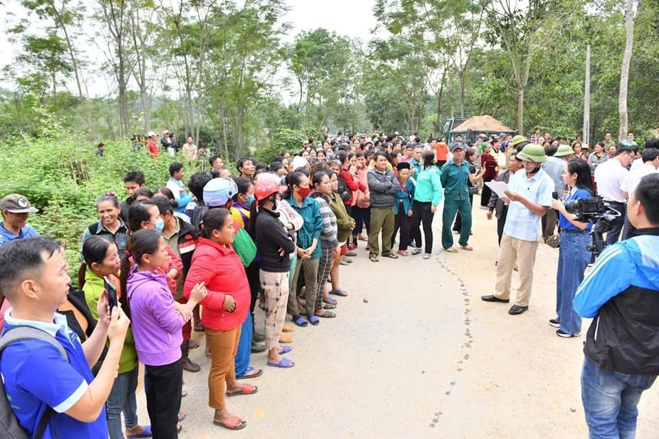 Thương về miền Trung - Trao quà cho bà con vùng lũ tại Nghệ An