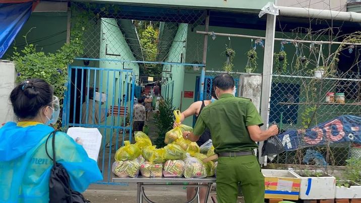 Trao 300 phần quà cho người dân gặp khó khăn do dịch Covid - 19