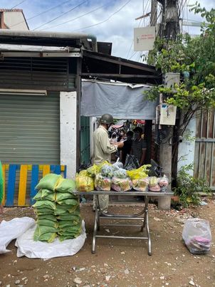 Trao 300 phần quà cho người dân gặp khó khăn do dịch Covid - 19