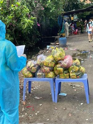 Trao 300 phần quà cho người dân gặp khó khăn do dịch Covid - 19