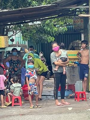 Trao 300 phần quà cho người dân gặp khó khăn do dịch Covid - 19