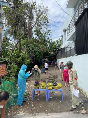 Trao 300 phần quà cho người dân gặp khó khăn do dịch Covid - 19