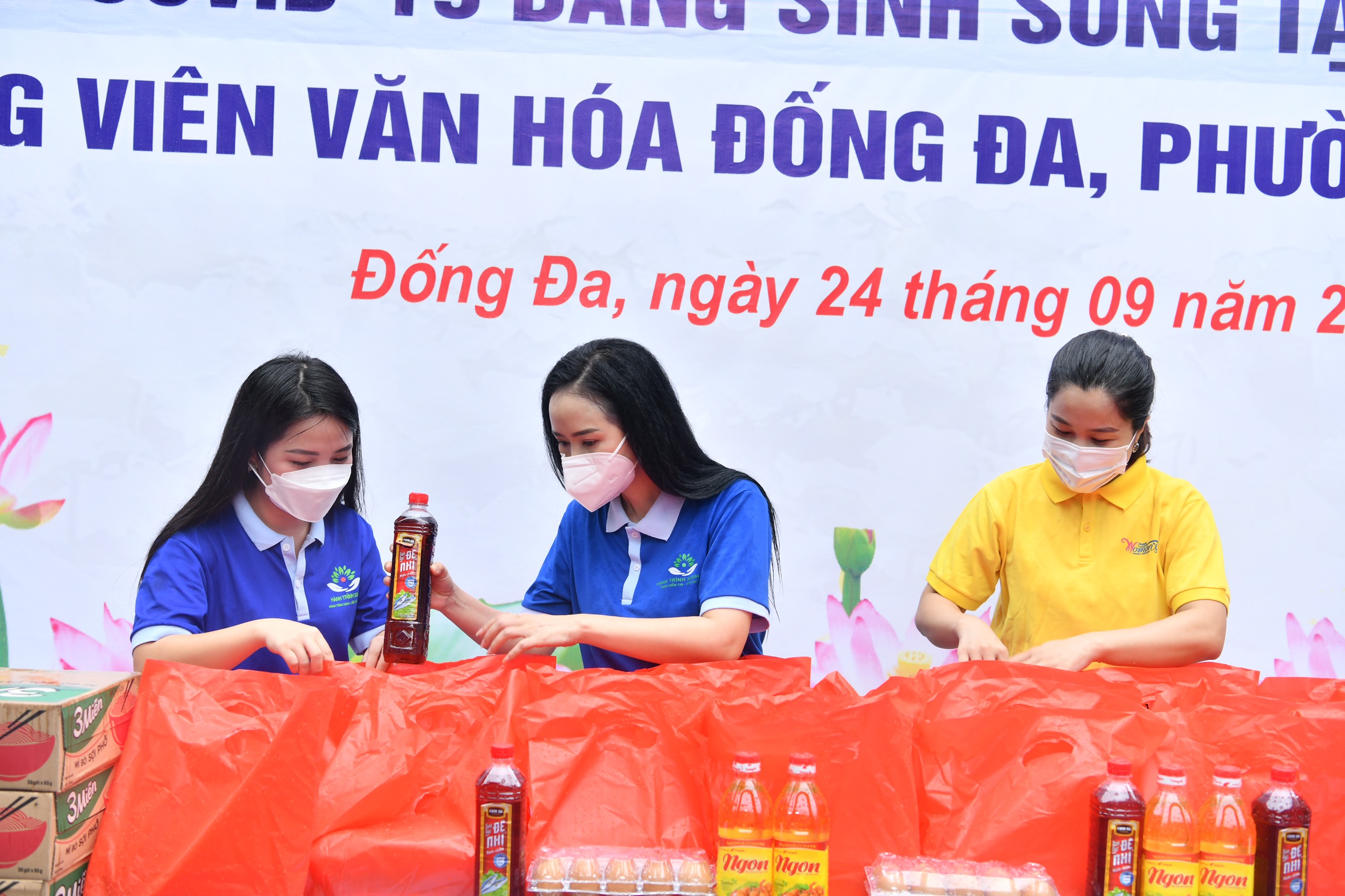 Trao 300 phần quà cho người dân gặp khó khăn do dịch Covid - 19