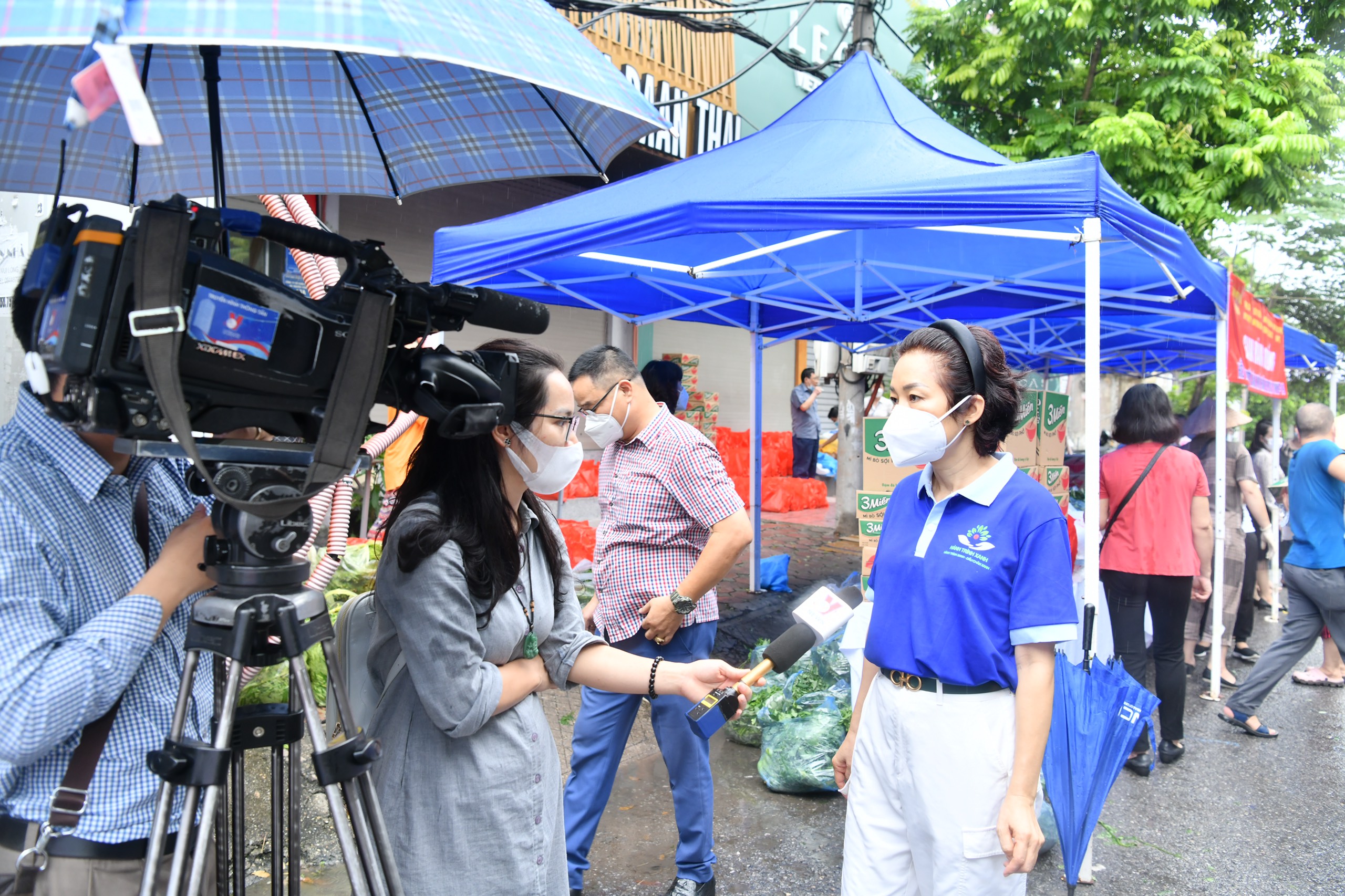 Trao 300 phần quà cho người dân gặp khó khăn do dịch Covid - 19