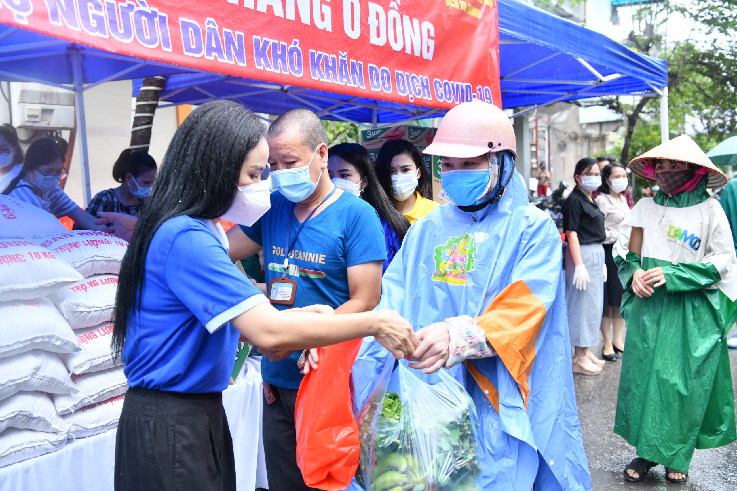 Trao 300 phần quà cho người dân gặp khó khăn do dịch Covid - 19