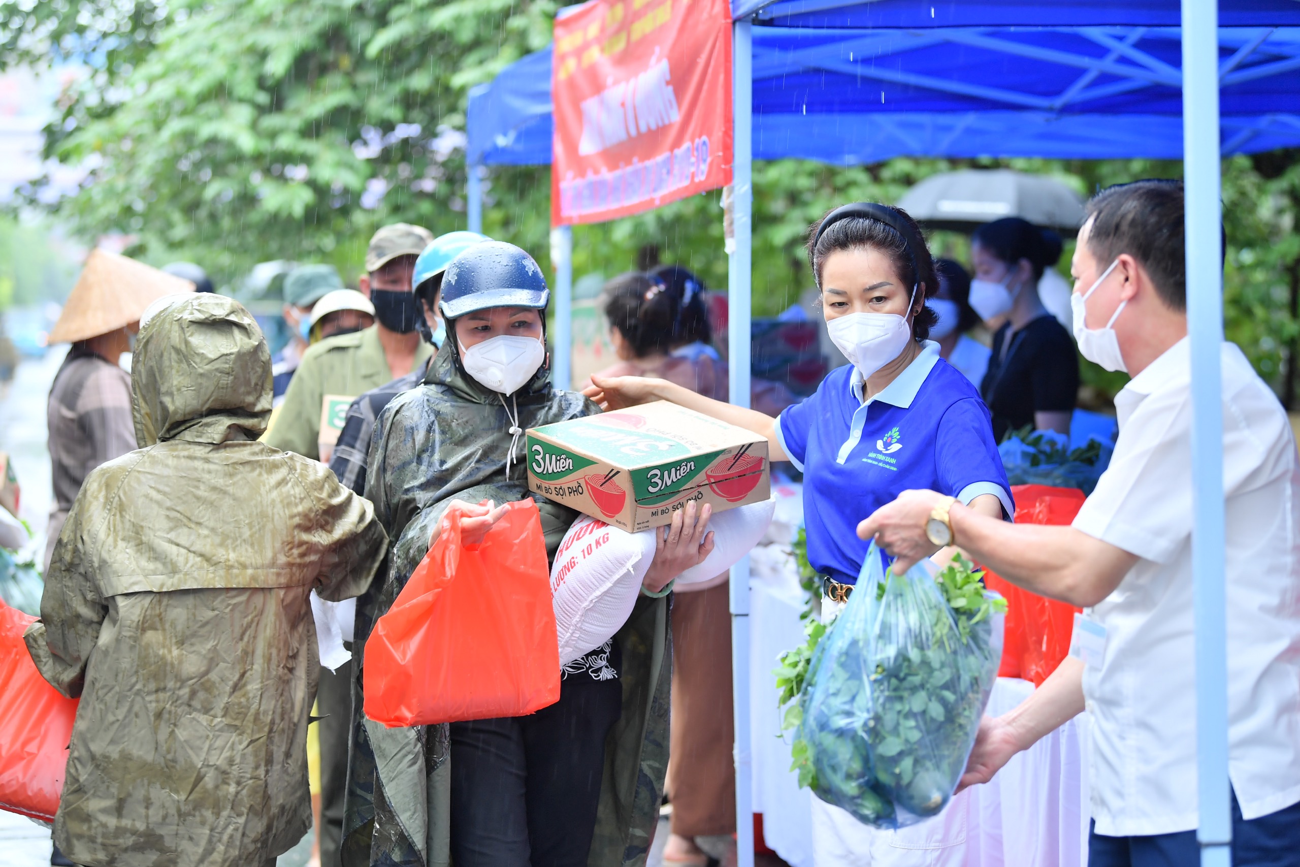 Trao 300 phần quà cho người dân gặp khó khăn do dịch Covid - 19