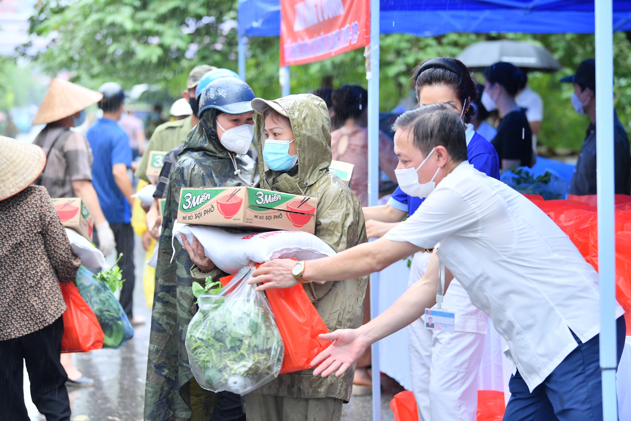 Trao 300 phần quà cho người dân gặp khó khăn do dịch Covid - 19