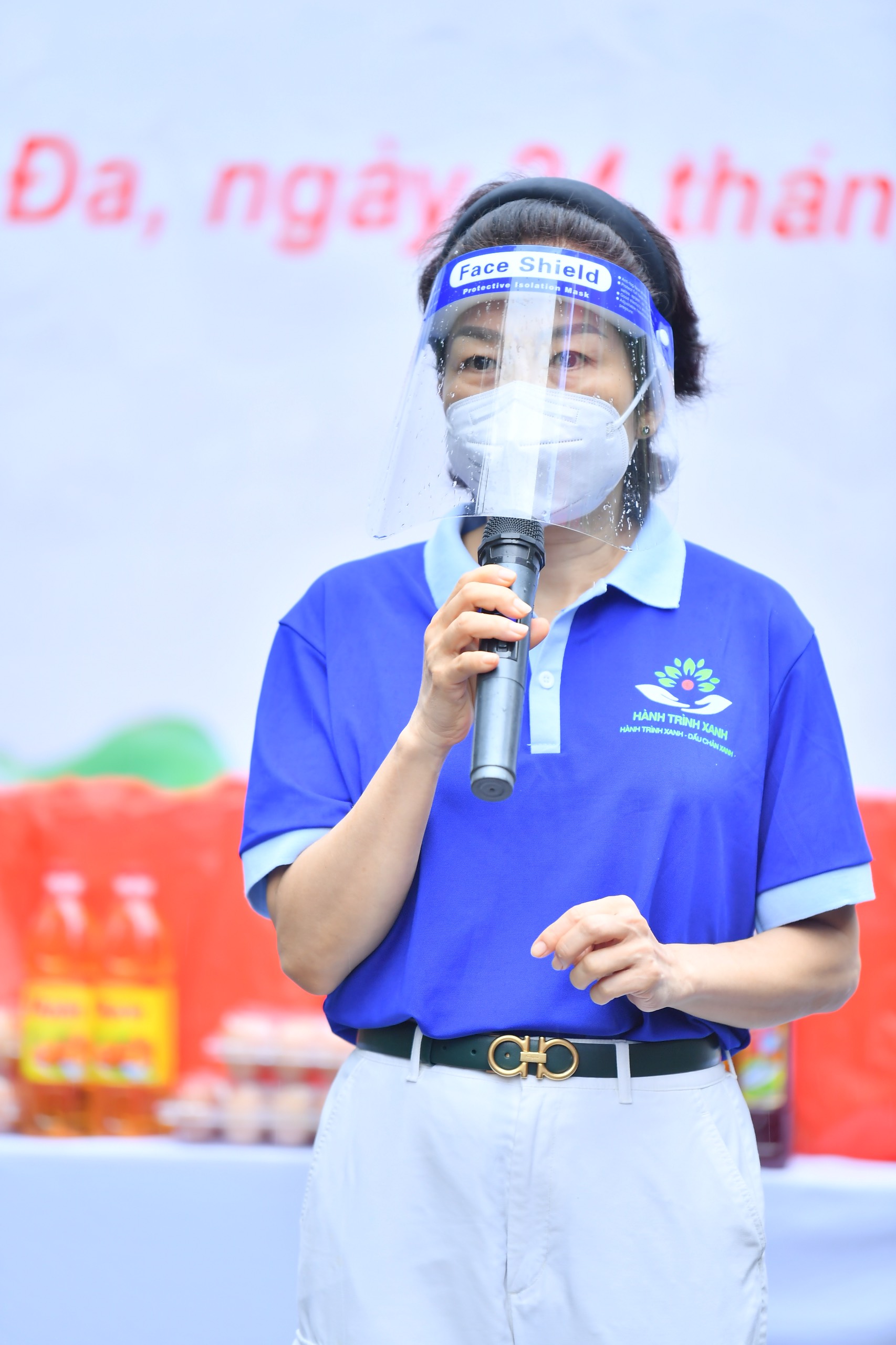 Trao 300 phần quà cho người dân gặp khó khăn do dịch Covid - 19