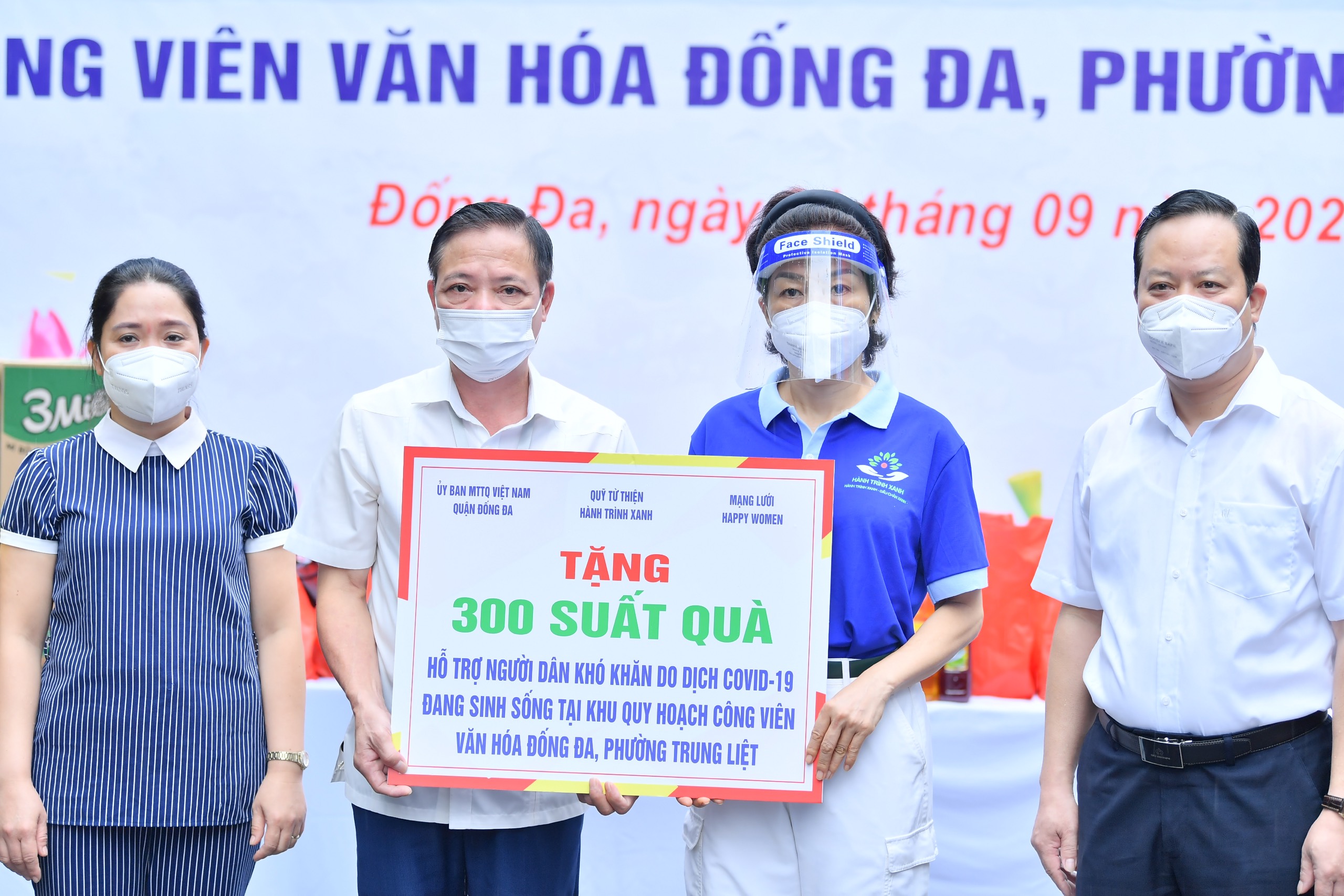 Trao 300 phần quà cho người dân gặp khó khăn do dịch Covid - 19