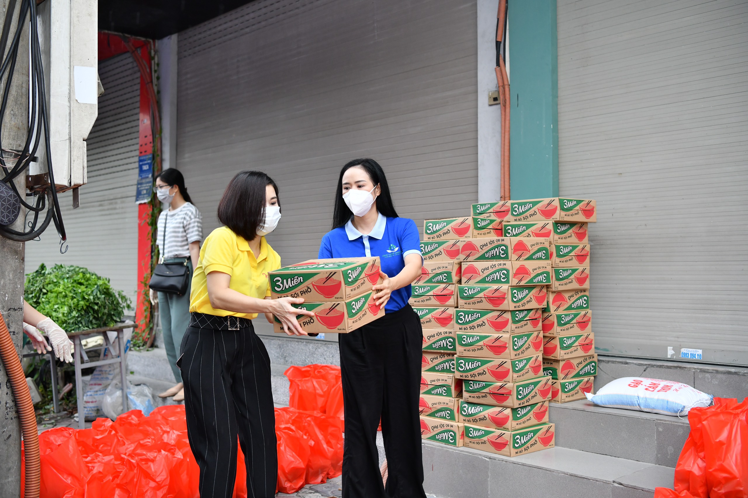 Trao 300 phần quà cho người dân gặp khó khăn do dịch Covid - 19