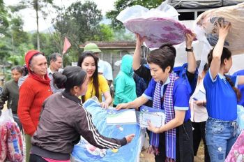 Thương về miền Trung - Trao quà cho bà con vùng lũ tại Nghệ An