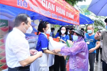 Trao 300 phần quà cho người dân gặp khó khăn do dịch Covid - 19